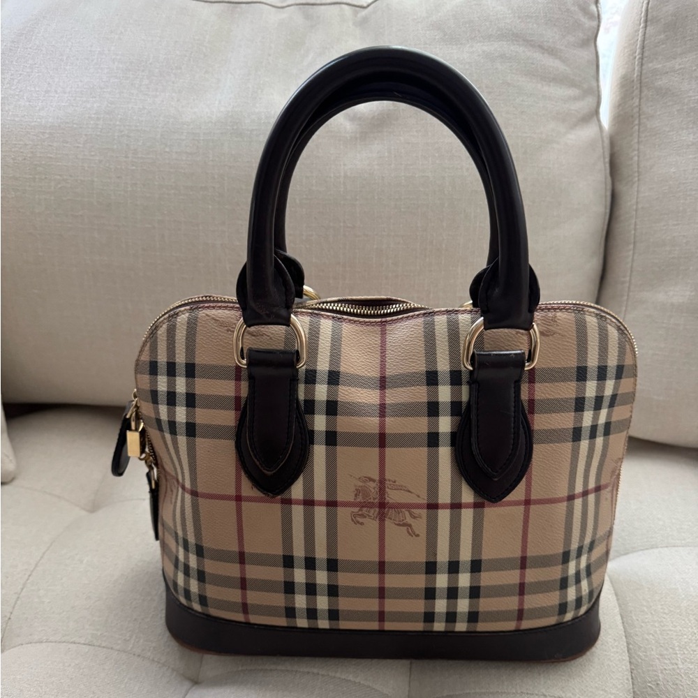 Authentic Burberry Handbag – Classic & Stylish